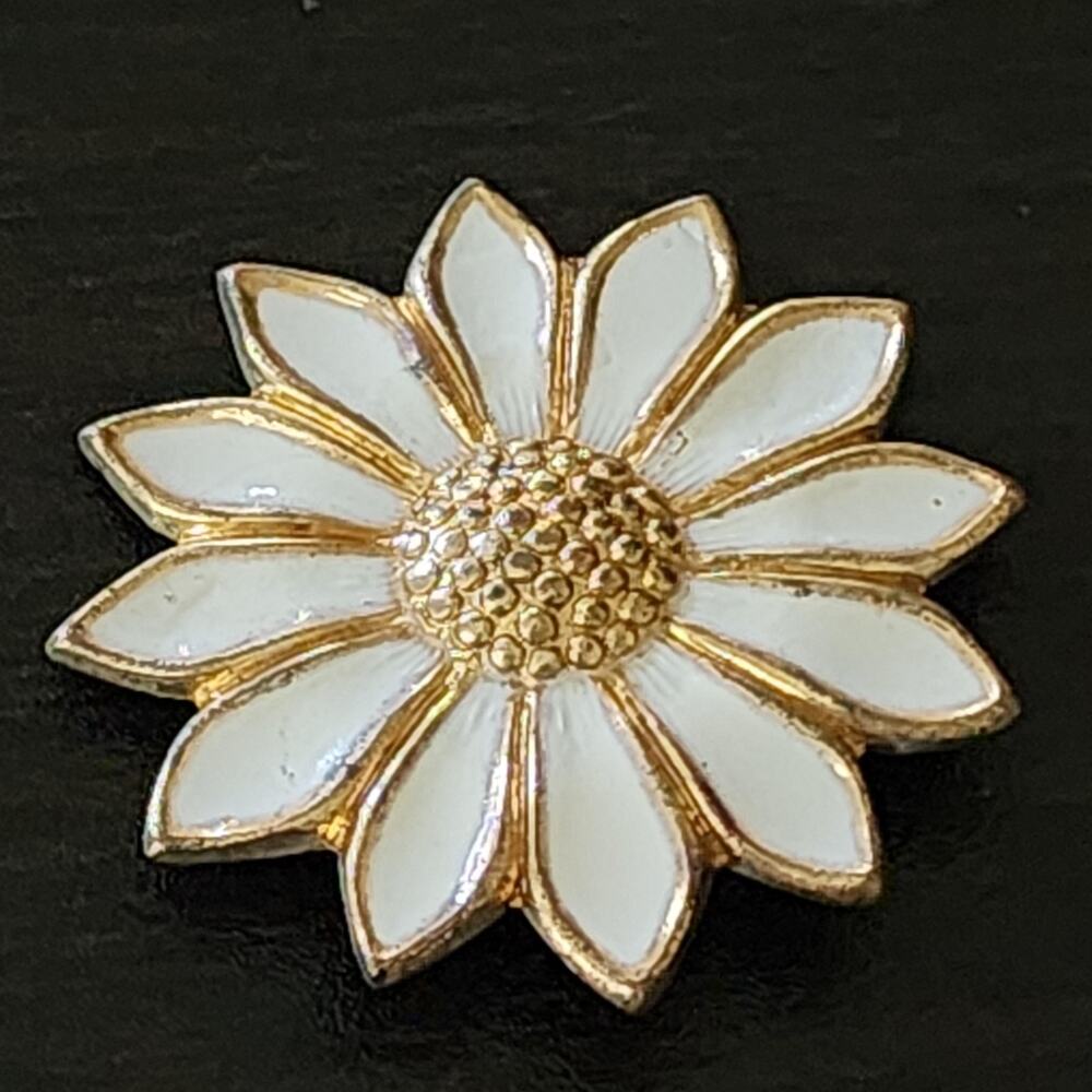White Enamel Daisy Flower Brooch Pin Gold Tone Floral Costume Jewelry Lapel Vtg